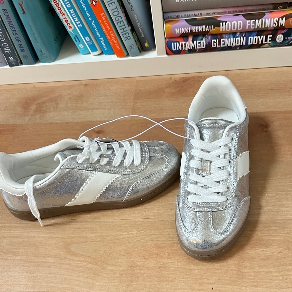 Universal Thread Metallic Silver Sneakers with White Accents sz 6